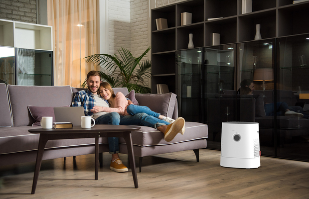 BONECO_H320_HYBRID_Purifier_Humidifier_Living_Room_Couple